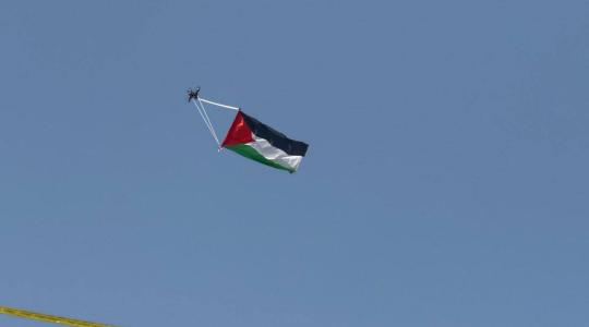 طائرة درون تحمل علم فلسطين فوق باب العامود.jfif