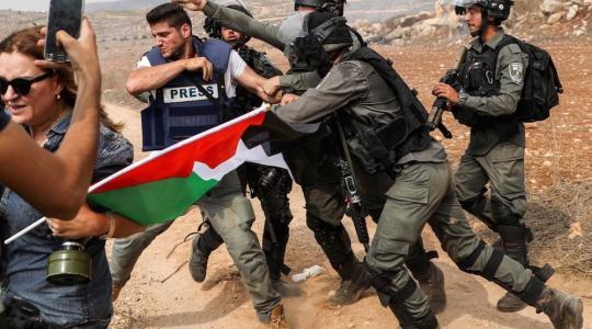 الاحتلال ينتهك حقوق الصحفيين.jpg