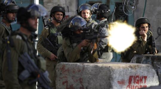 جنود الاحتلال يطلقون النار.jpg