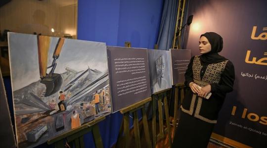 غزة.. ناجية من الحرب الأخيرة تُجسّد معاناتها بلوحات فنية