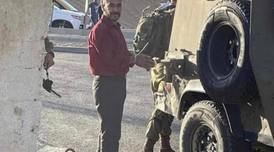قوات الاحتلال تعتقل المعلم عمر محيسن من مخيم العروب شمال الخليل أثناء عودته من عمله.