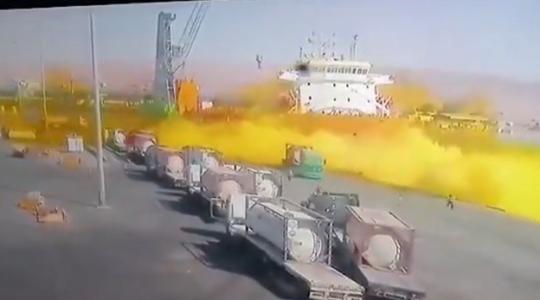 أحدث فيديو للحظة سقوط وانفجار صهريج الغاز السام في ميناء العقبة