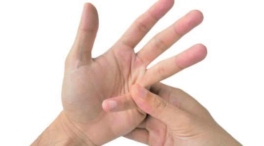 دراسة: طرقعة الأصابع ليس ضارا بصحة العظام والمفاصل