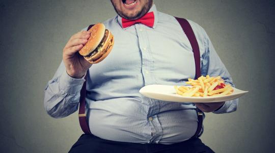 ماذا يحدث لجسمك عند الإفراط في تناول الطعام؟