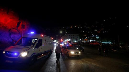 فيديو لحظة اخراج جثمان الطفلتين في جريمة الرمثا بالأردن .. جنسية القاتل