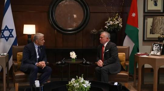 العاهل الأردني يلتقي برئيس وزراء الاحتلال في عمان