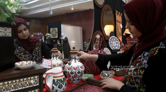 ازارٌ يعرض منتجات حرفية يدوية من صنع مجموعة من ذوي الإعاقة السمعية في جمعية أطفالنا للصم في قطاع غزة (11).JPG