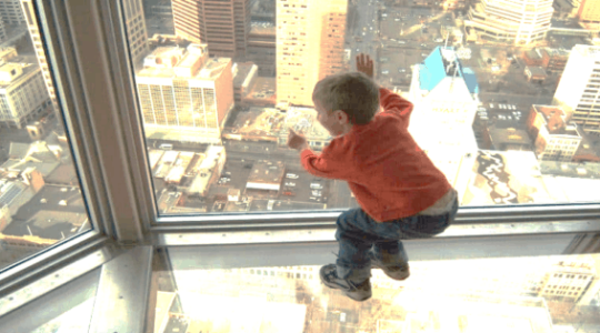 مشهد مروع لحظة سقوط طفل من شرفة مبنى فوق أحد المارة