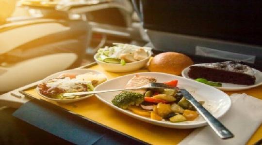 وجبة على متن طائرة.jpg