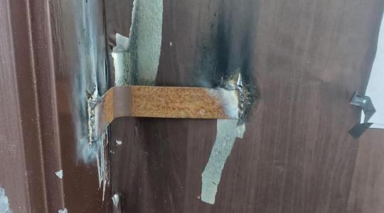 اقفال حديدية لاغللاق المؤسسات الاعلامية.jpg
