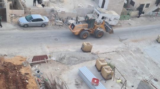 الاحتلال يجرف قاعدة أرضية لمنزل قيد الانشاء لعائلة حمود في شعفاط بالقدس.