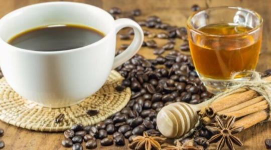 ما الفرق بين السكر والعسل في تحلية القهوة؟