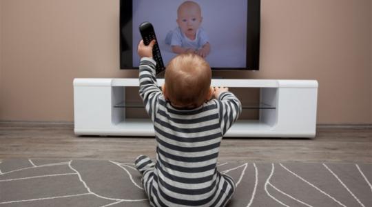 دراسة: مشاهدة التلفاز مع طفلك يمكن أن يعزز نموه المعرفي!