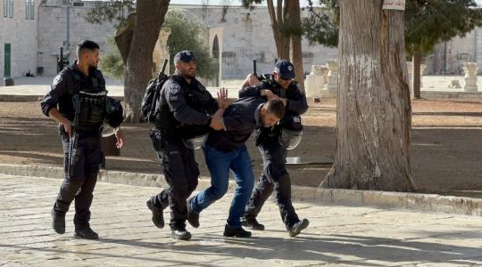 قوات الاحتلال تعتقل شاب من بلدة الطور بالقدس