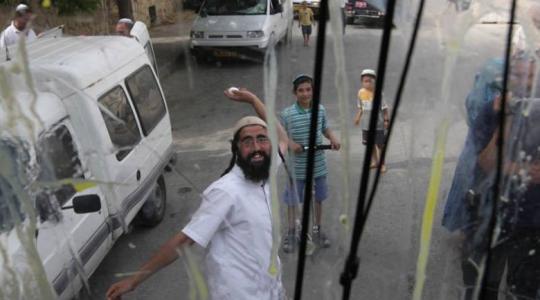 مستوطنون يهاجمون مركبات المواطنين شمال الخليل
