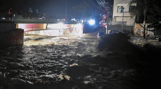 قتيلان ودمار منازل وطرق في المكسيك إثر الإعصار "روسلين"