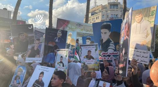 وقفة وسط رام الله للمطالبة بالإفراج عن جثامين الشهداء المحتجزة لدى الاحتلال