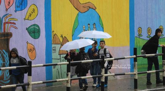 طلاب المدارس اثناء مغادرتهم للمدارس بالتزامن مع المنخفض الجوي (7).JPG