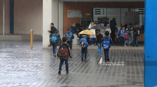 طلاب المدارس اثناء مغادرتهم للمدارس بالتزامن مع المنخفض الجوي (3).JPG
