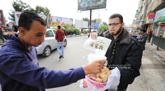 توزيع الحلوى على مفترقات قطاع غزة ابتهاجاً بعملية سلفيت المزدوجة (4).JPG
