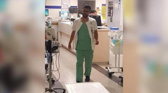 مستشفى "إسرائيلي" يفصل طبيباً فلسطينياً لتقديمه حلوى لطفل أسير