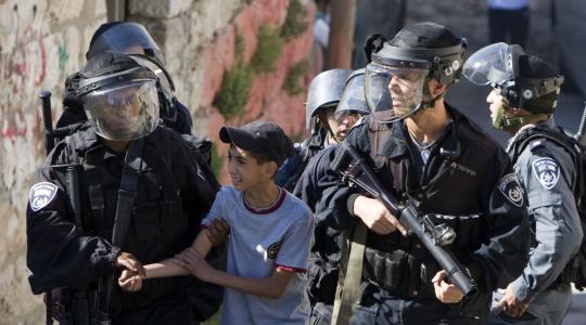 قوات الاحتلال الاسرائيلي تعتقل طفل طفلاً- ارشيف