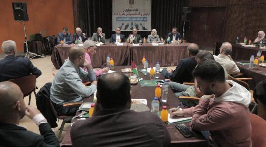 بلدية غزة تناقش مع صحفيين وإعلاميين قضايا تهم المواطنين والمدينة