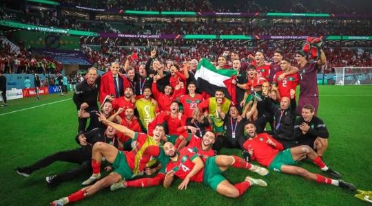 لاعبو المغرب يحتفلون بفوزهم برفع العلم الفلسطيني