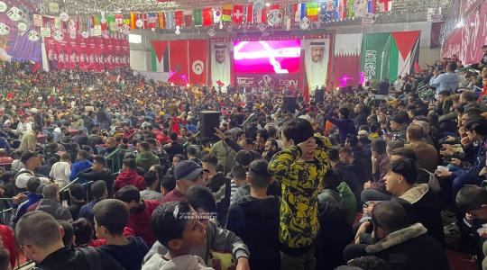 شاهد.. مئات المتفرجين في صالة سعد صايل بغزة لمشاهدة مباراة المغرب والبرتغال