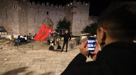 الاحتلال يعتدي على مواطنين يتابعون مباراة المغرب في نادي في القدس