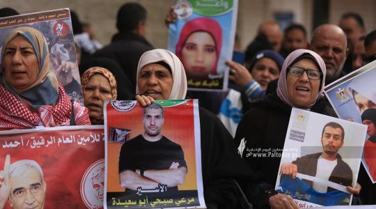 اعتصام أهالي الأسرى ووقفة تضامنية أمام مقر الصليب الأحمر بغزة (12).JPG