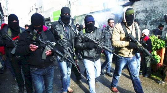 مقاومون يستهدفون بالرصاص مركبة للمستوطنين شمال القدس