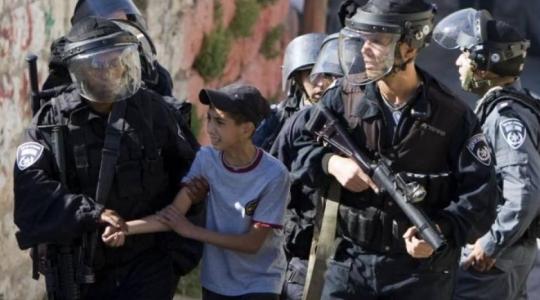 الاحتلال يعتقل طفلا بعد إصابته بالرصاص في الخليل