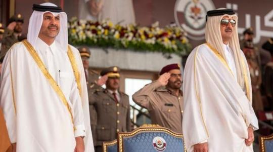الشيخ تميم ورئيس الوزراء القطري المستقيل
