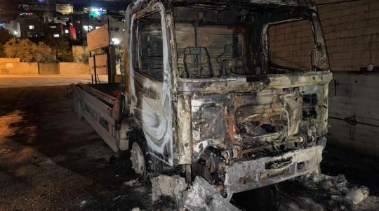 مستوطنون يحرقون مركبتين في بلدة حوارة بنابلس