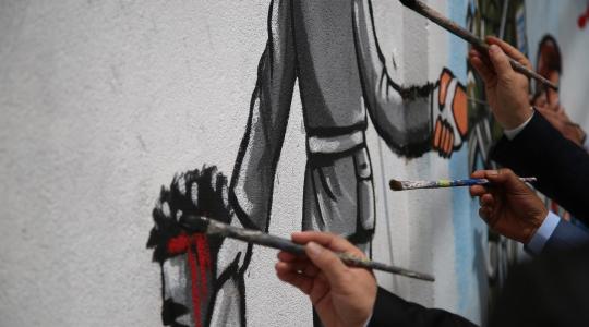 غزة: افتتاح جدارية تشكيلية رفضاً لعنصرية الاحتلال
