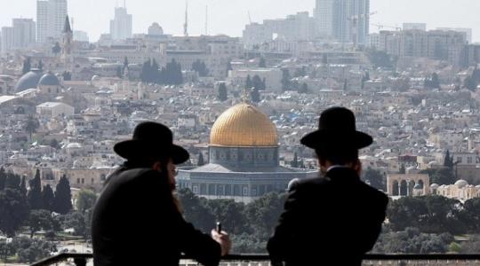 فلسطين-القدس-يهوديان-ينظران-الى-المسجد-الاقصى-وقبة-الصخة.jpg