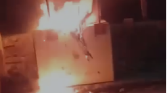 شبان يحرقون نقطة تفتيش لجيش الاحتلال في الخليل