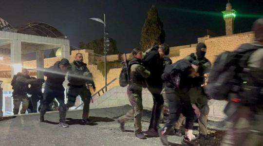 الاحتلال يعتقل نحو 500 فلسطيني من المسجد الأقصى وينقلهم للتحقيق