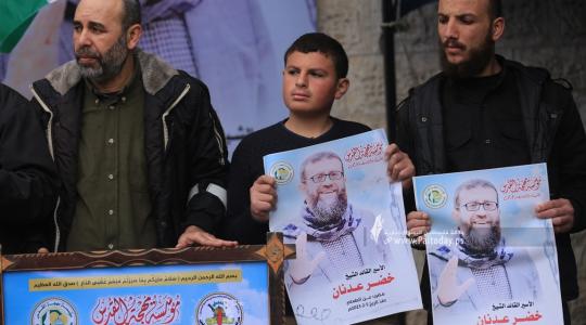 نجل الشيخ خضر عدنان يقود الهتافات الغاضبة رداً على اغتيال والده في سجون الاحتلال