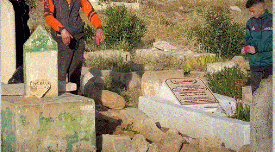 غزة.. مواطنون يزورون مقابر ذويهم في أول إيام العيد