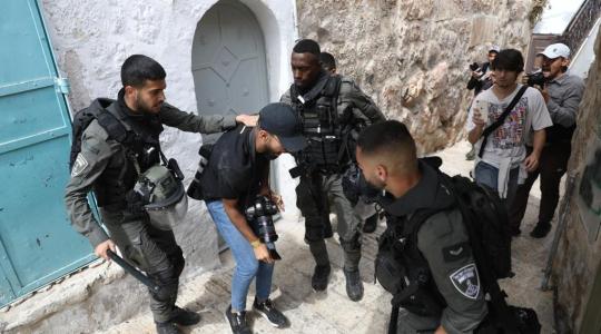قوات الاحتلال تقمع شابًا فلسطينيًا