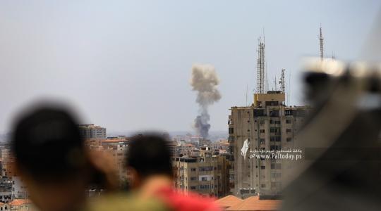 جيش العدو يواصل الغارات الجوية من الطيران الحربى على  قطاع غزة في خامس أيّام العدوان (2).JPG