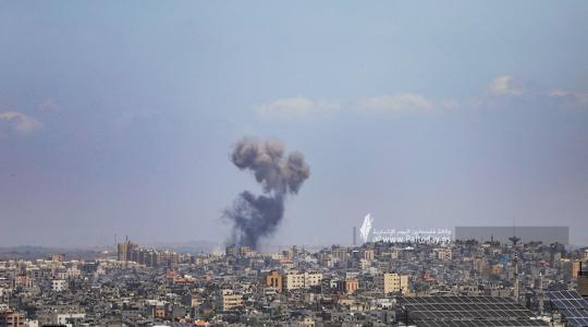 جيش العدو يواصل الغارات الجوية من الطيران الحربى على  قطاع غزة في خامس أيّام العدوان (3).JPG