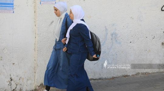 طلبة الثانوية العامة في غزة يتوجهون لقاعات الامتحان في اليوم الأول لامتحانات التوجيهي (3).JPG