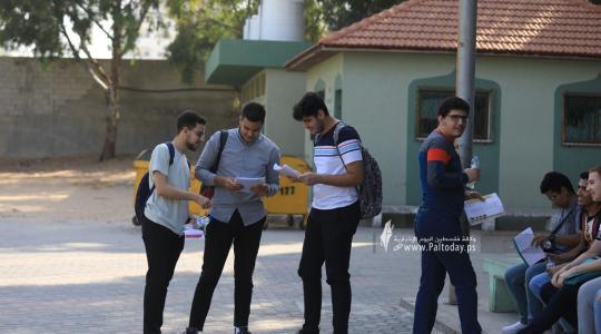 طلبة الثانوية العامة في غزة يتوجهون لقاعات الامتحان في اليوم الأول لامتحانات التوجيهي (9).JPG