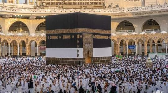 حجاج بيت الله الحرام يتوجهون إلى الحرم المكي لأداء صلاة الجمعة وطواف الوداع