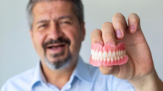 دراسة تحذر من خطر إهمال أطقم الأسنان وأثره على الرئتين