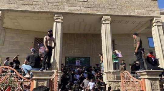 متظاهرون عراقيون يقتحمون السفارة السويدية في العراق