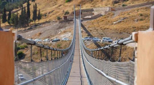 الاحتلال يفتتح جسر معلق في القدس